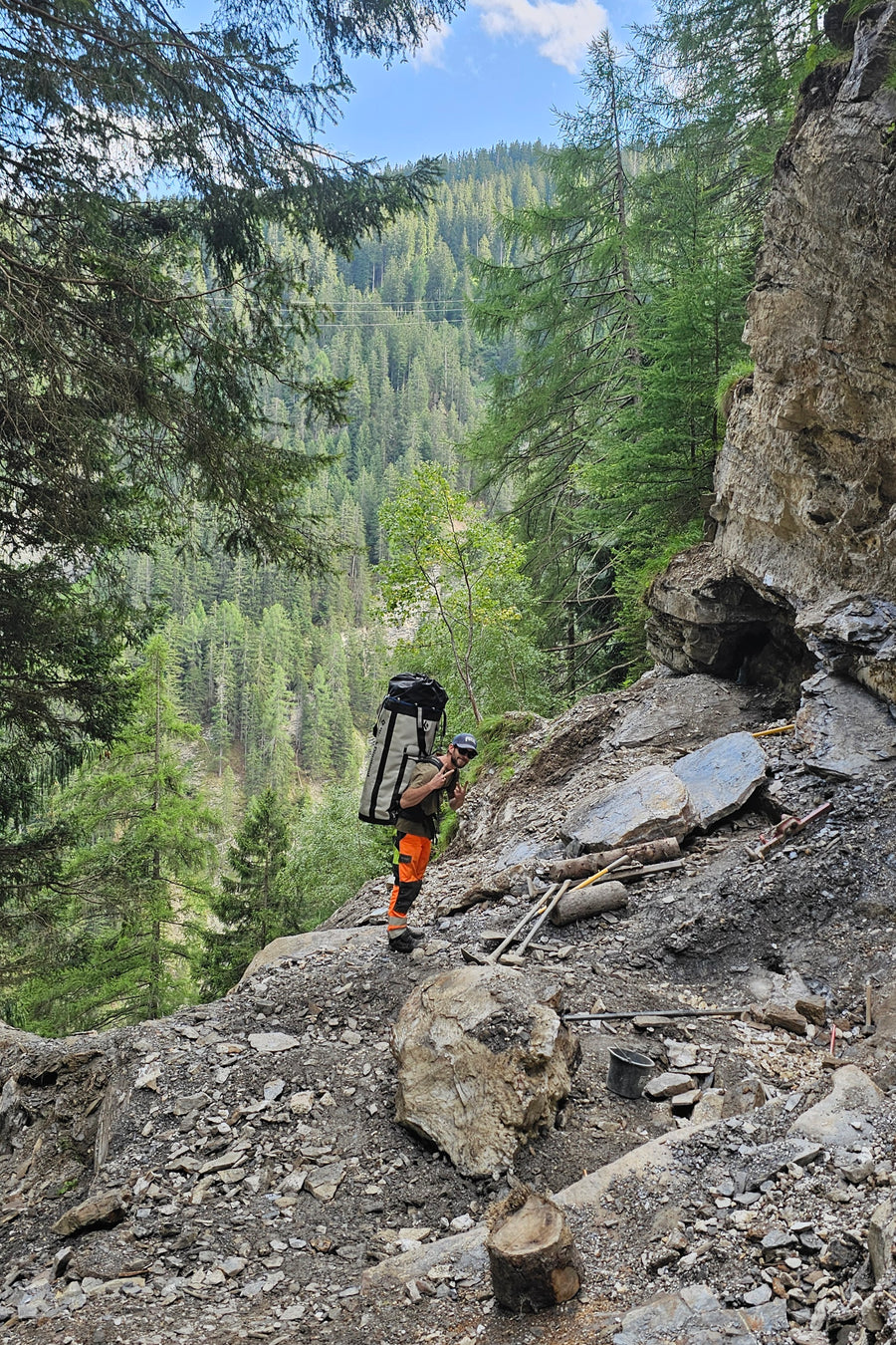 Rucksack gefüllt mit Ausrüstung und Kristallfunden – bereit für den Abstieg.