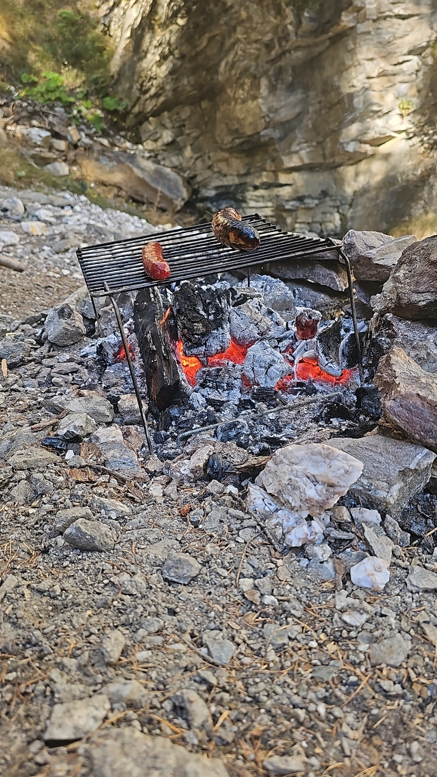 Nach harter Arbeit in den Bergen – eine kurze Pause am Feuer.